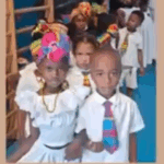Les élèves de maternelle en quadrille