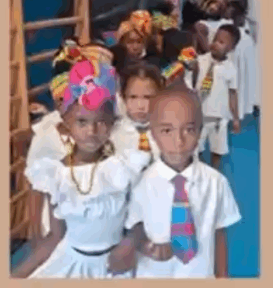 Les élèves de maternelle en quadrille